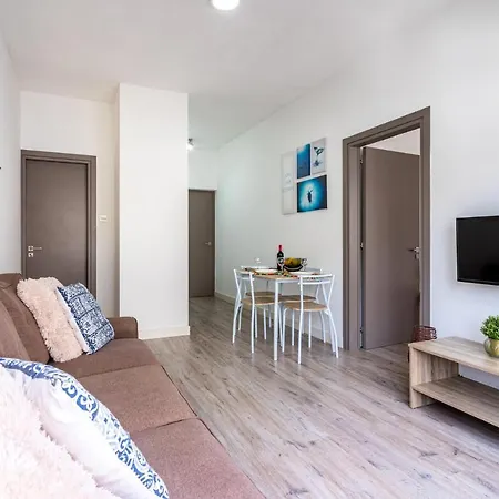 Eleni's 1-br In Center *