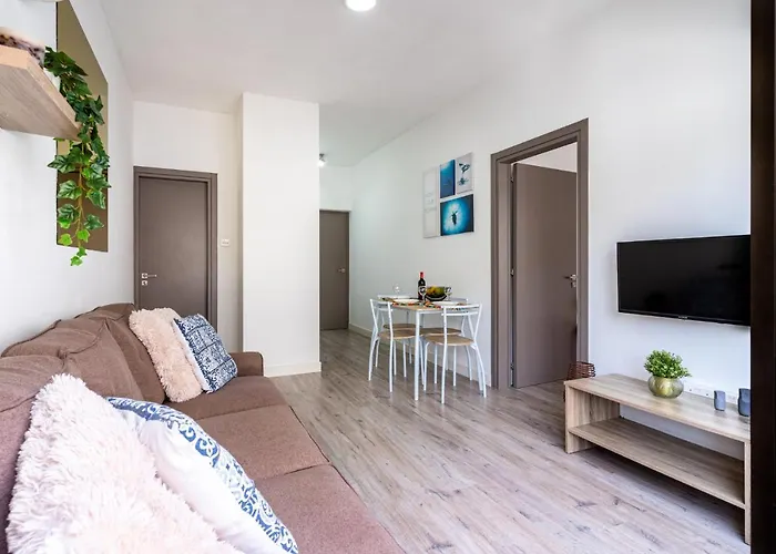 Eleni's 1-br In Center *